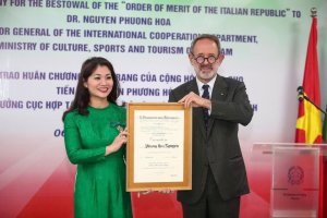 Cục trưởng Nguyễn Phương Hòa nhận Huân chương Công trạng của Italy