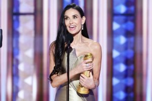 Ngôi sao &quot;Oan hồn&quot; Demi Moore chờ 45 năm để thắng Quả cầu vàng